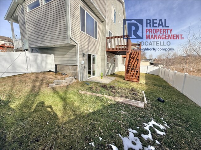 Building Photo - 3 bed 2.5 bath 2 car garage house - pets negotiable