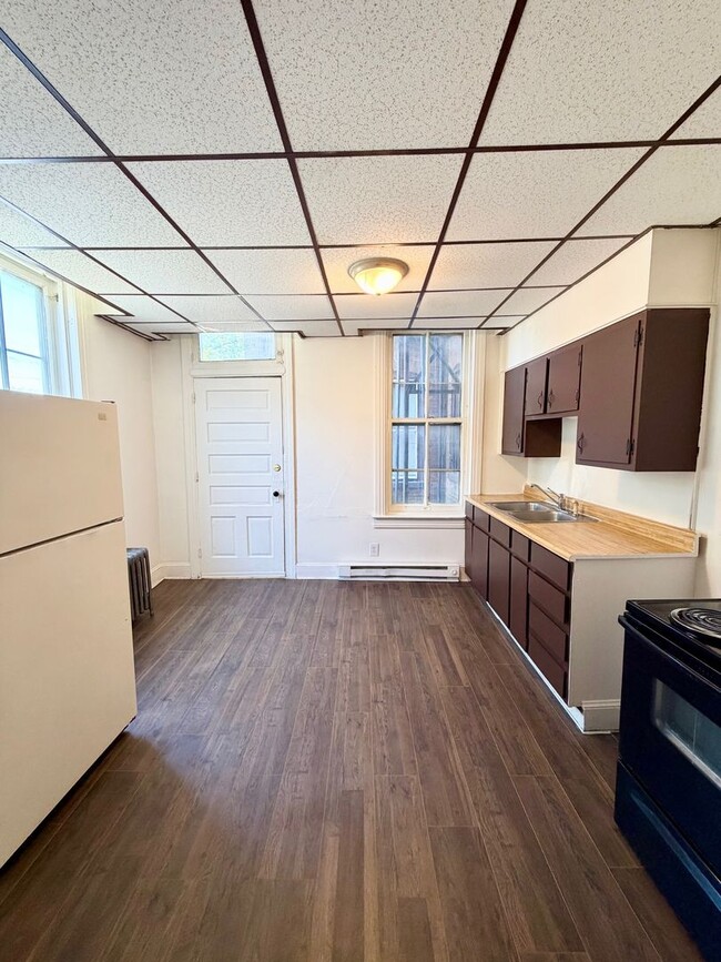 Building Photo - 2 Bedroom, 1 Bath First-Floor Apartment with Balcony & Private Entrance