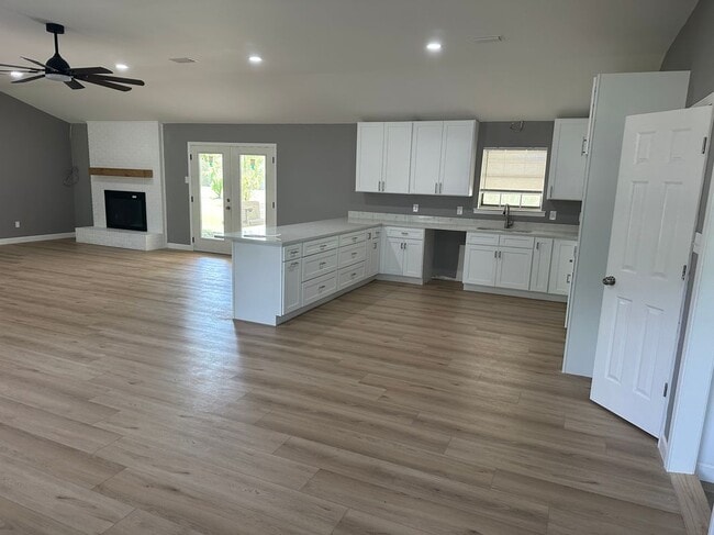 Building Photo - 7741 Simmons Dr