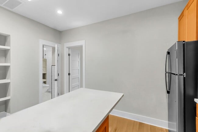 Building Photo - 137 Calhoun St