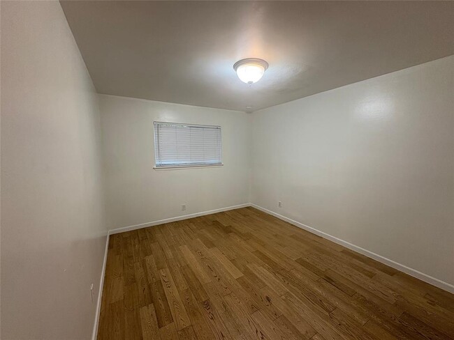 Building Photo - 7914 Mullen Dr