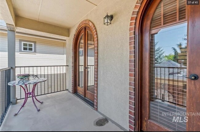 Building Photo - Gorgeous fully furnished home in downtown Eagle!