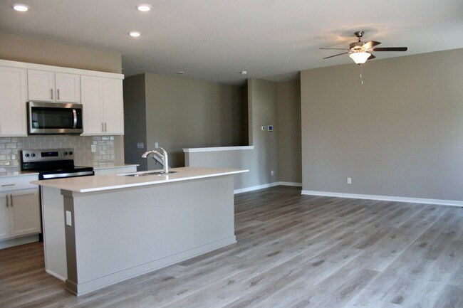Building Photo - 25070 Eagle Vis Dr