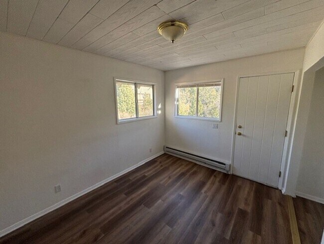 Building Photo - 2028 Linden Dr