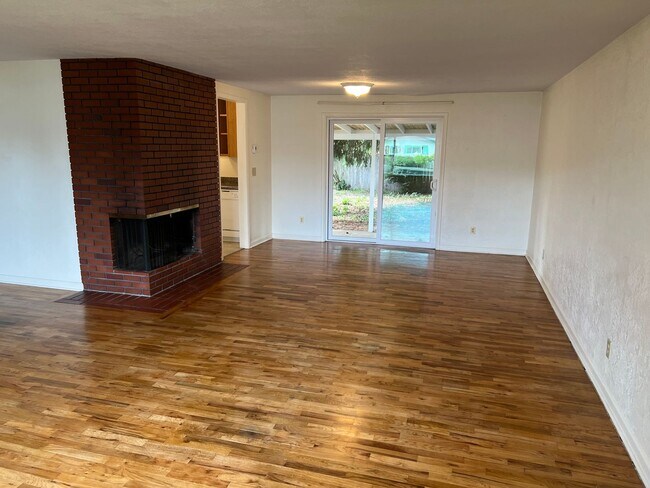 Building Photo - 3 bedroom 1 bathroom single level home!