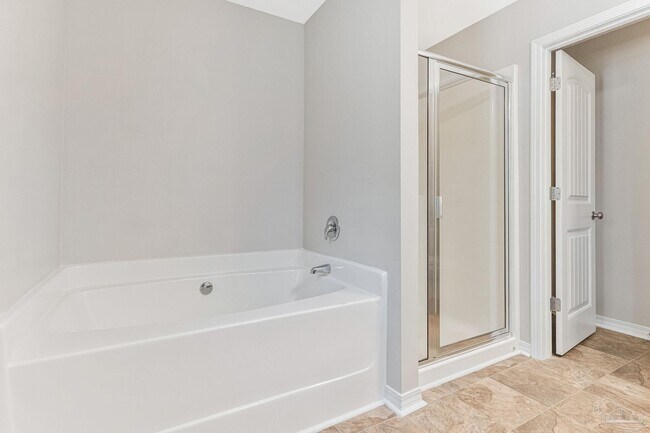 Building Photo - 5441 Pescara Dr