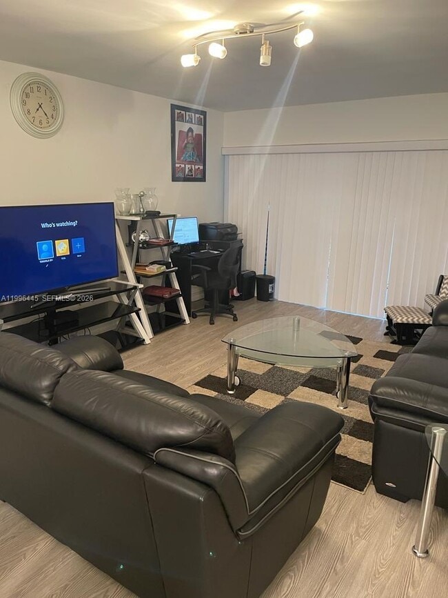 Building Photo - 100 Lakeview Dr