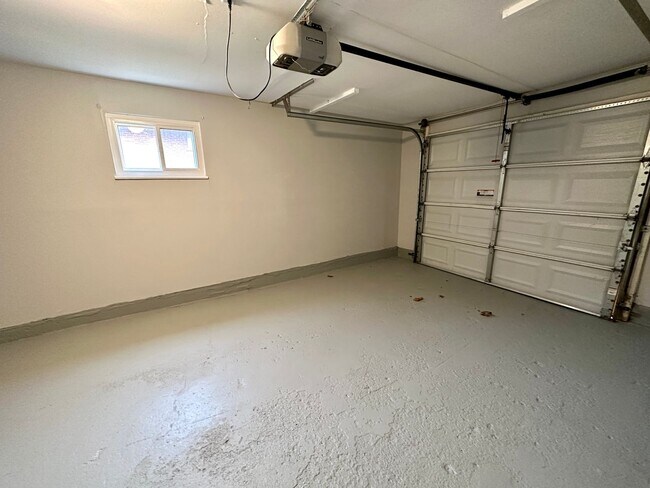 Building Photo - 401 Orangewood Dr