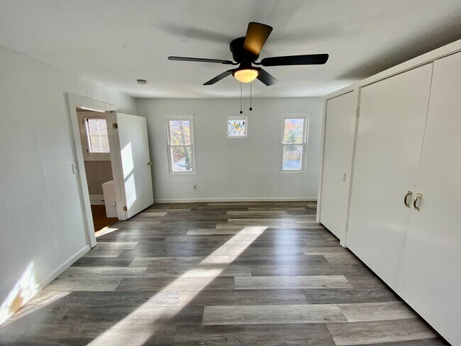 Building Photo - 40 Larchmont Rd