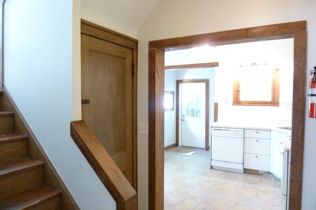 Building Photo - Bright 3BR Unit + Off-Street Parking + Balcony Near Capital University