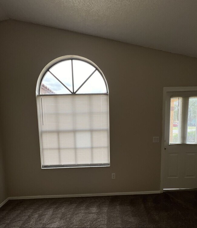 Building Photo - 319 Oak Track Dr