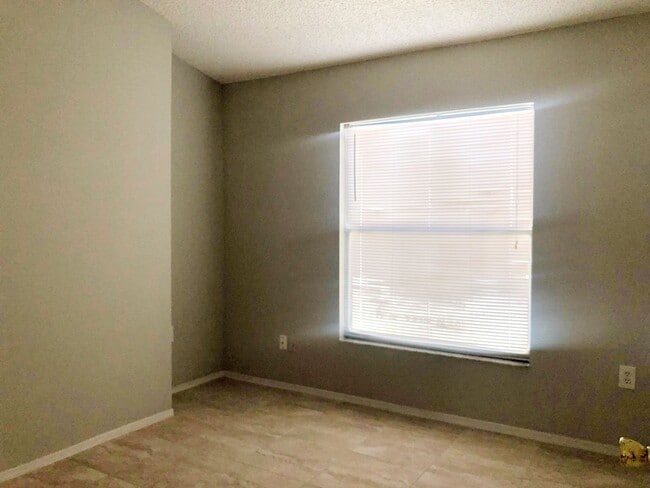 Building Photo - CUTE 3 BED 2 BATH HOME with SINGLE GARAGE IN SOUTHEAST ORLANDO