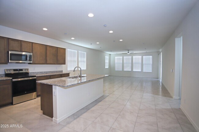 Building Photo - 935 W Finch Dr