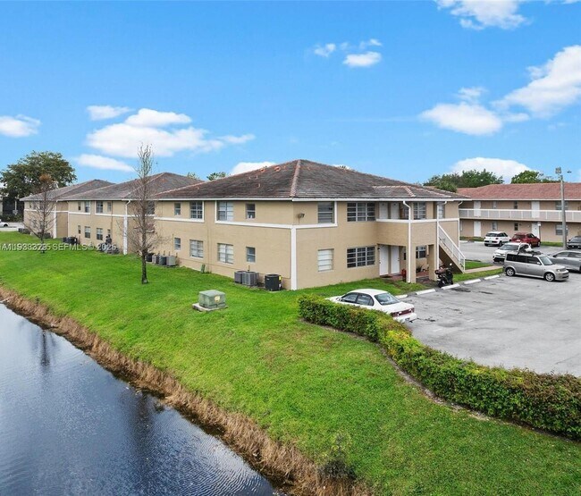 Building Photo - 1016 Twin Lakes Dr