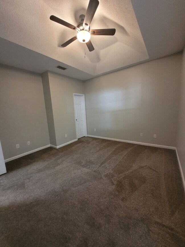 Building Photo - Newly renovated Three Bedroom Townhouse