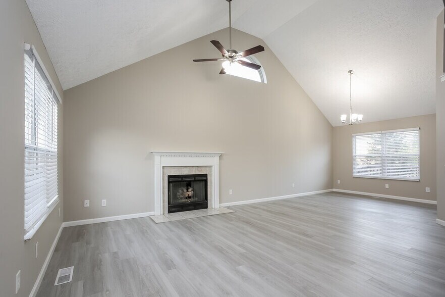 Building Photo - 5673 Silver Spurs Ln