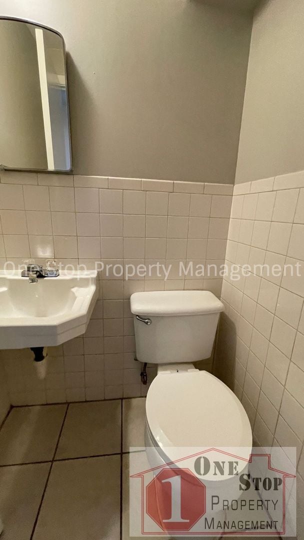 Building Photo - Split level 3 bedroom, 1.5 bathroom, and 1...