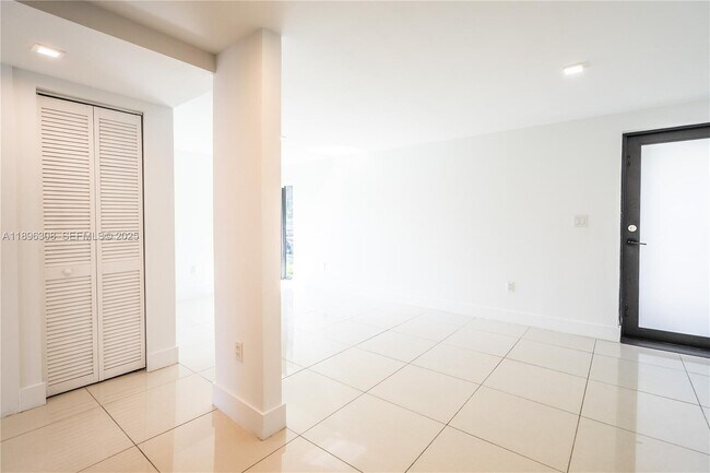 Building Photo - 1971 Bay Dr