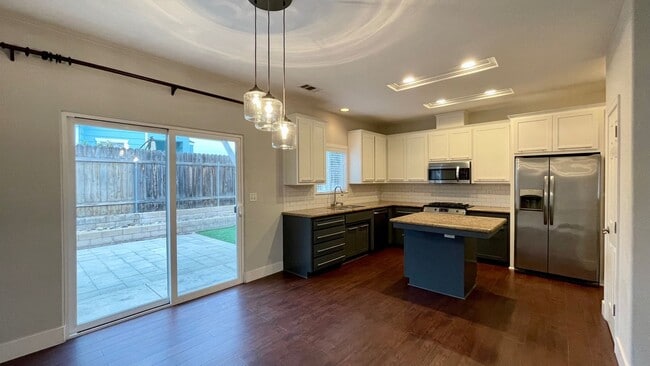 Building Photo - Single Level 4-Bedroom with 3-Car Garage in Berry Gardens