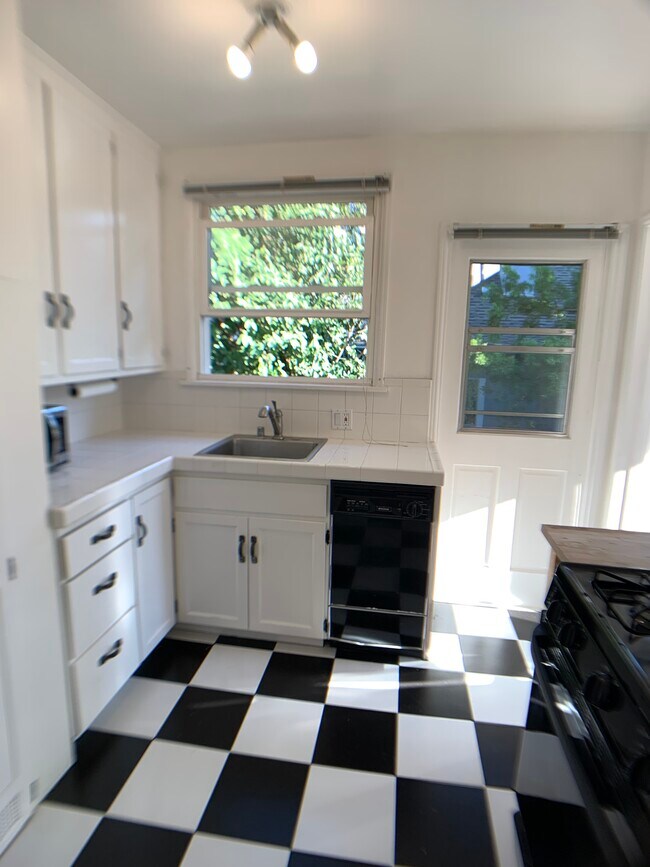 Kitchen 4 with blinds - 1827 18th St
