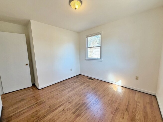 Building Photo - 3 Bedroom Brick Rancher in North Chesterfield