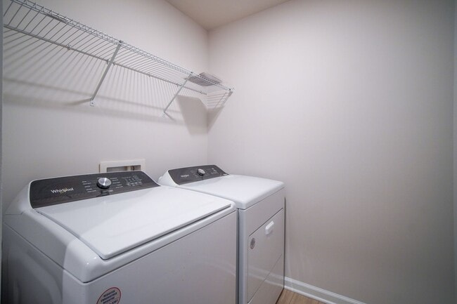 Building Photo - Almost New End Unit Townhome in desirable Chateau community