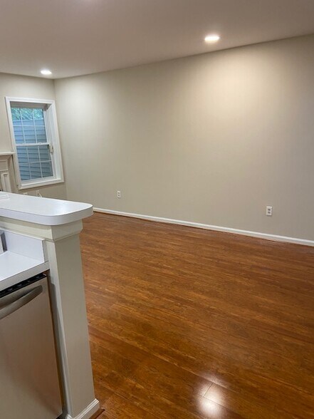 Building Photo - 2002 Larson Dr