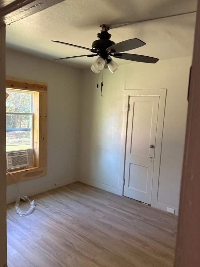 Building Photo - 406 S Fredonia St