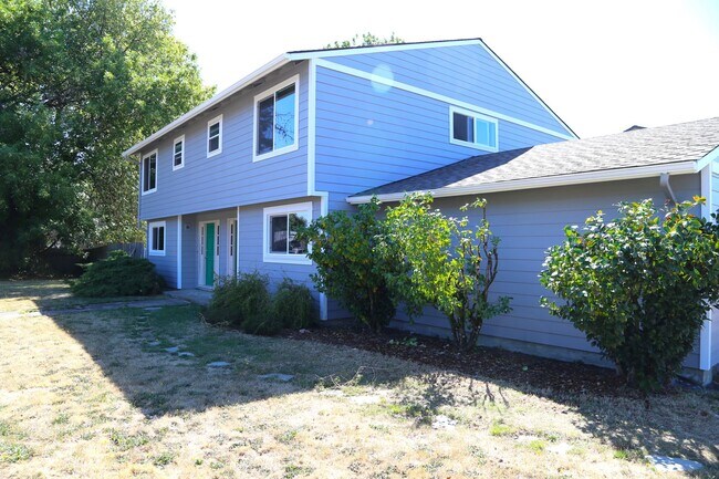 Building Photo - Fresh 3 bed/1.5 bath duplex