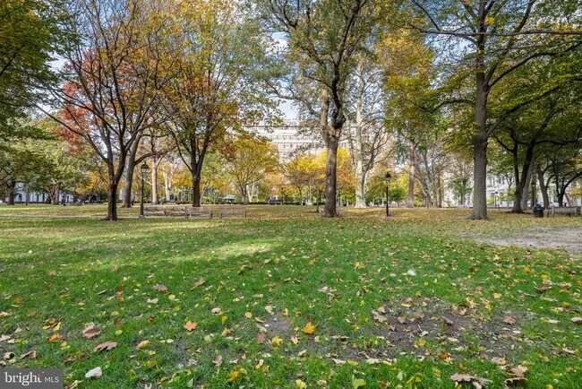 Building Photo - 604 S Washington Square