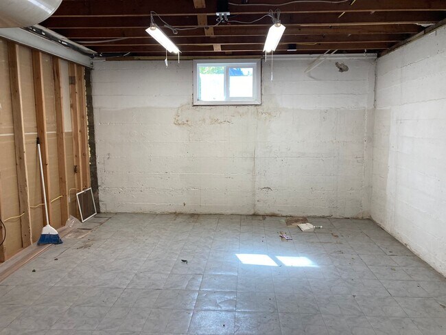 Building Photo - PENDING APPLICATION- Spacious 4 Bedroom on...