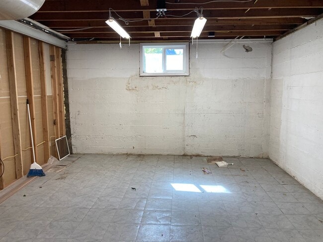 Building Photo - Spacious 4 Bedroom on Upriver Drive