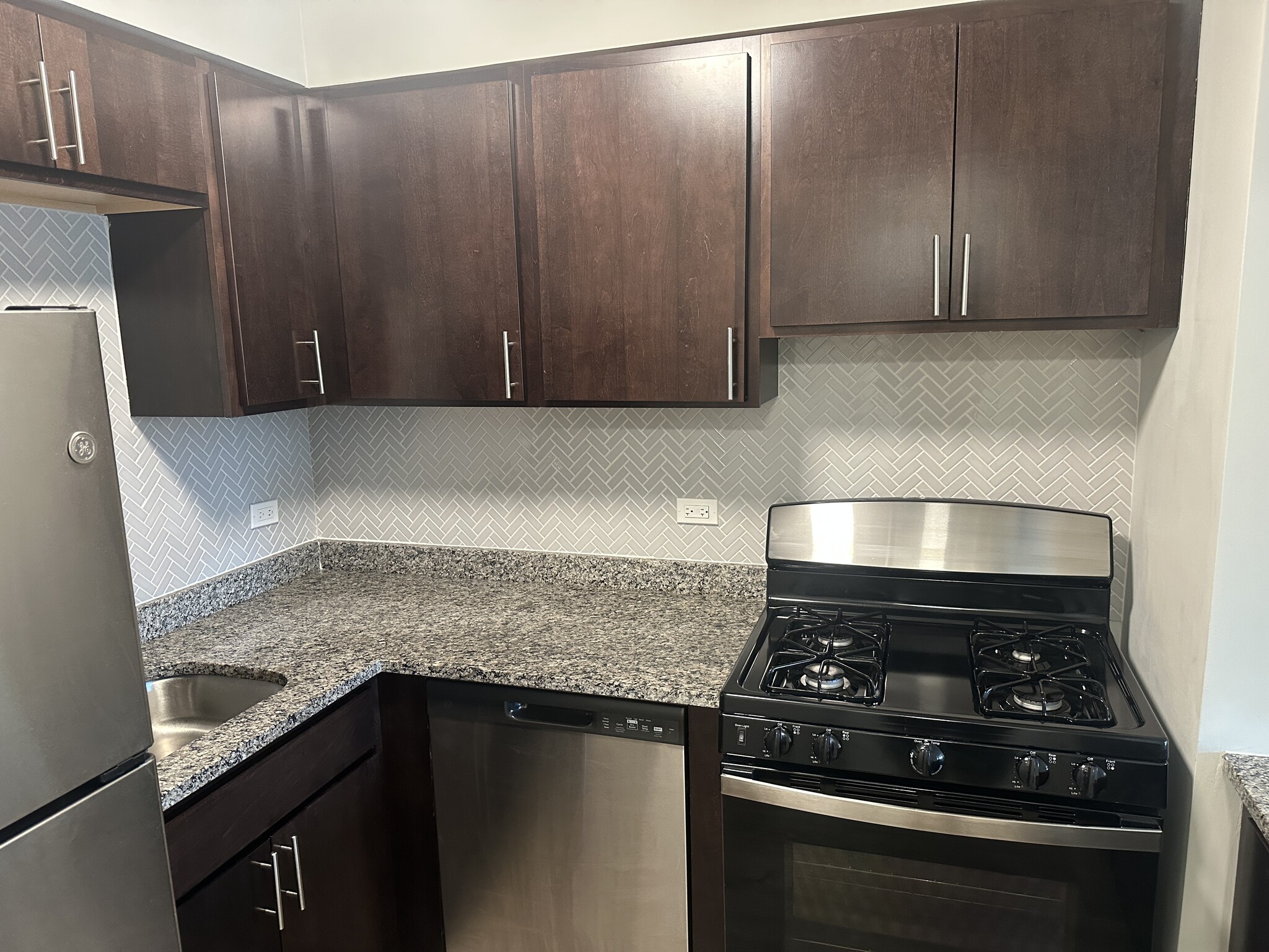 Building Photo - 542 W Surf St