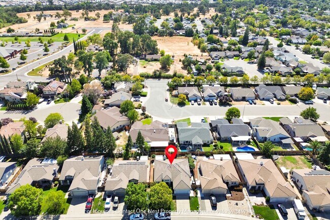 Building Photo - 3 bdrm 2 bth, East Lincoln large backyard