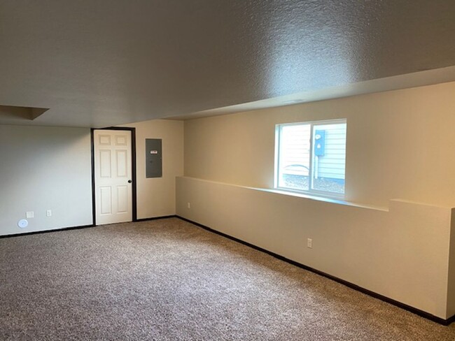 Building Photo - 5 BED | 2 BATH | DOUBLE GARAGE | RAPID VALLEY