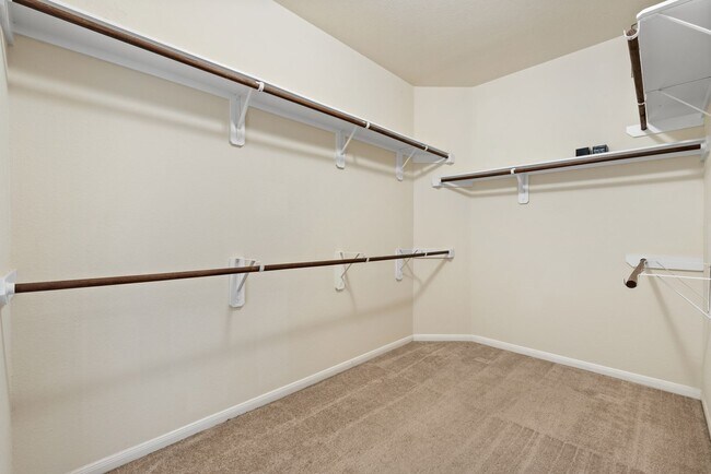 Building Photo - Spacious Home on Oversized Lot in Fort Ben...