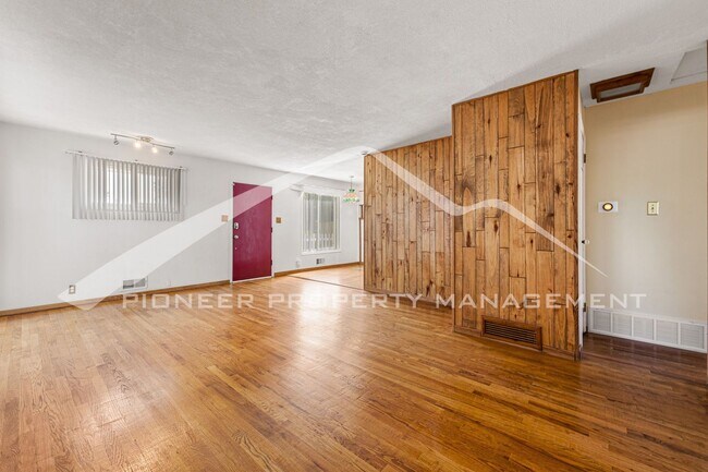 Building Photo - Single Family Home with 1 Car Garage and Central Air!