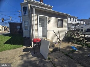 Building Photo - 82 N Sycamore Ave