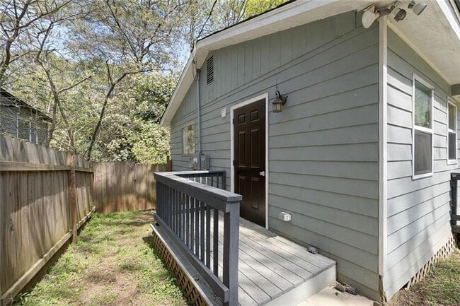 Building Photo - 2146 Brookview Dr NE