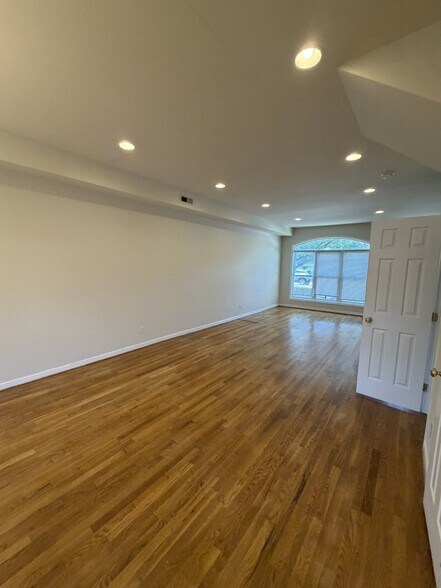 Building Photo - 1512 W Cary St