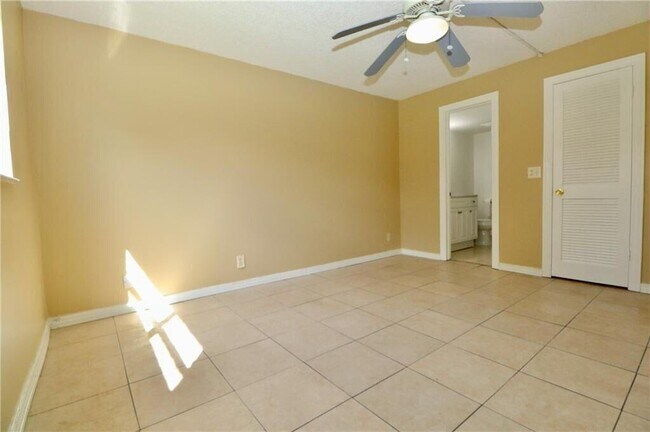 Building Photo - 9915 Sandalfoot Blvd