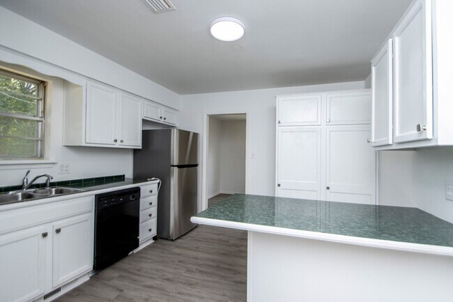 Building Photo - Welcome to a beautifully maintained 4-bedroom, 2-bathroom home located in the highly sought-after...