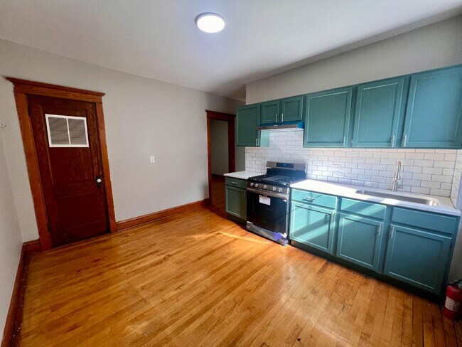 Building Photo - 3859 W Wrightwood Ave