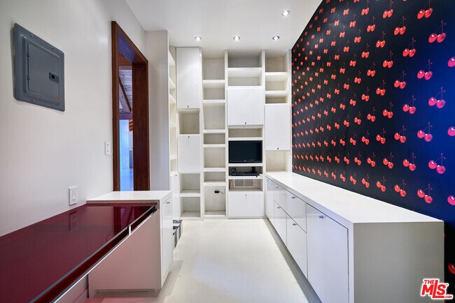 Building Photo - 201 S Larchmont Blvd