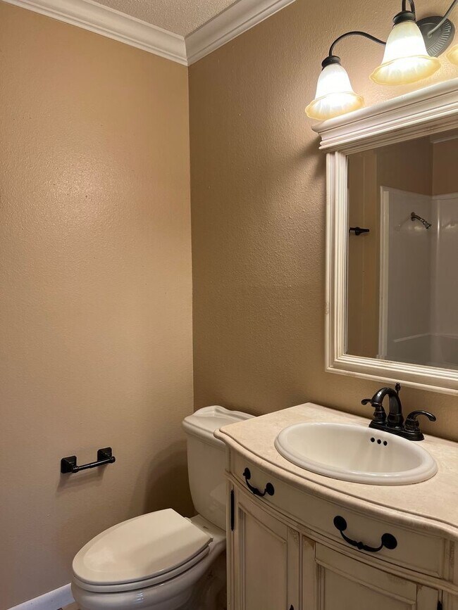 Building Photo - 3 br, 2 bath House - 201 Colonial Dr