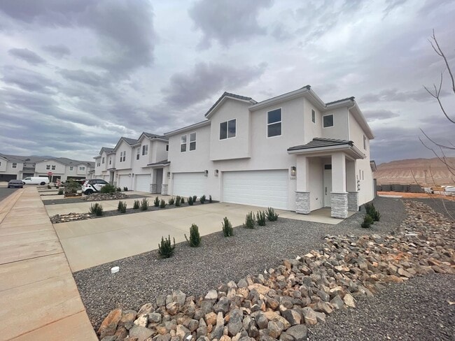 Building Photo - Mustang Valley Townhome!!