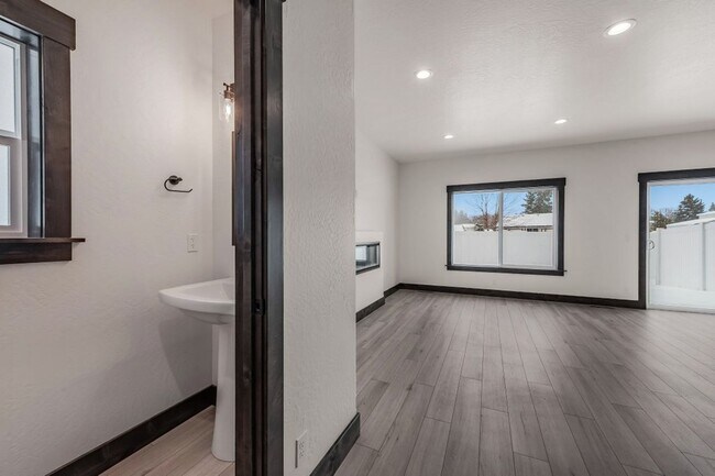 Building Photo - Brand New 3 bed 2.5 townhome