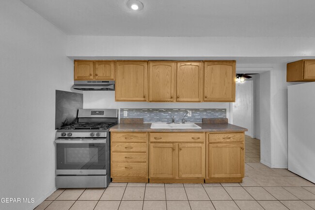 Building Photo - 4945 Sierra Madre Dr