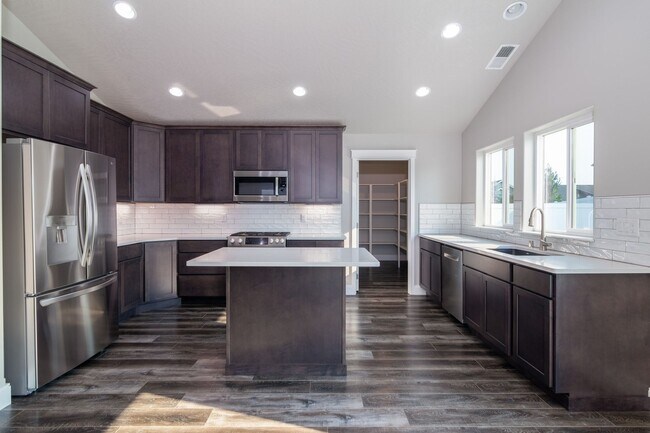 Building Photo - 3 Bed 2 Bath Single Level Morning Side Val...