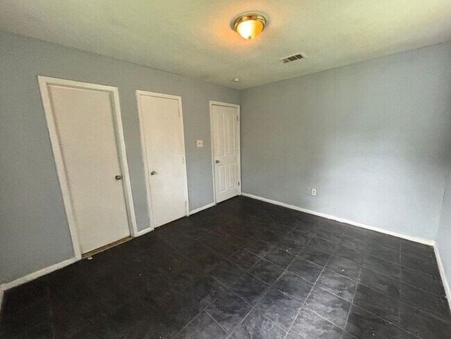 Building Photo - 6709 Lake Glen Dr